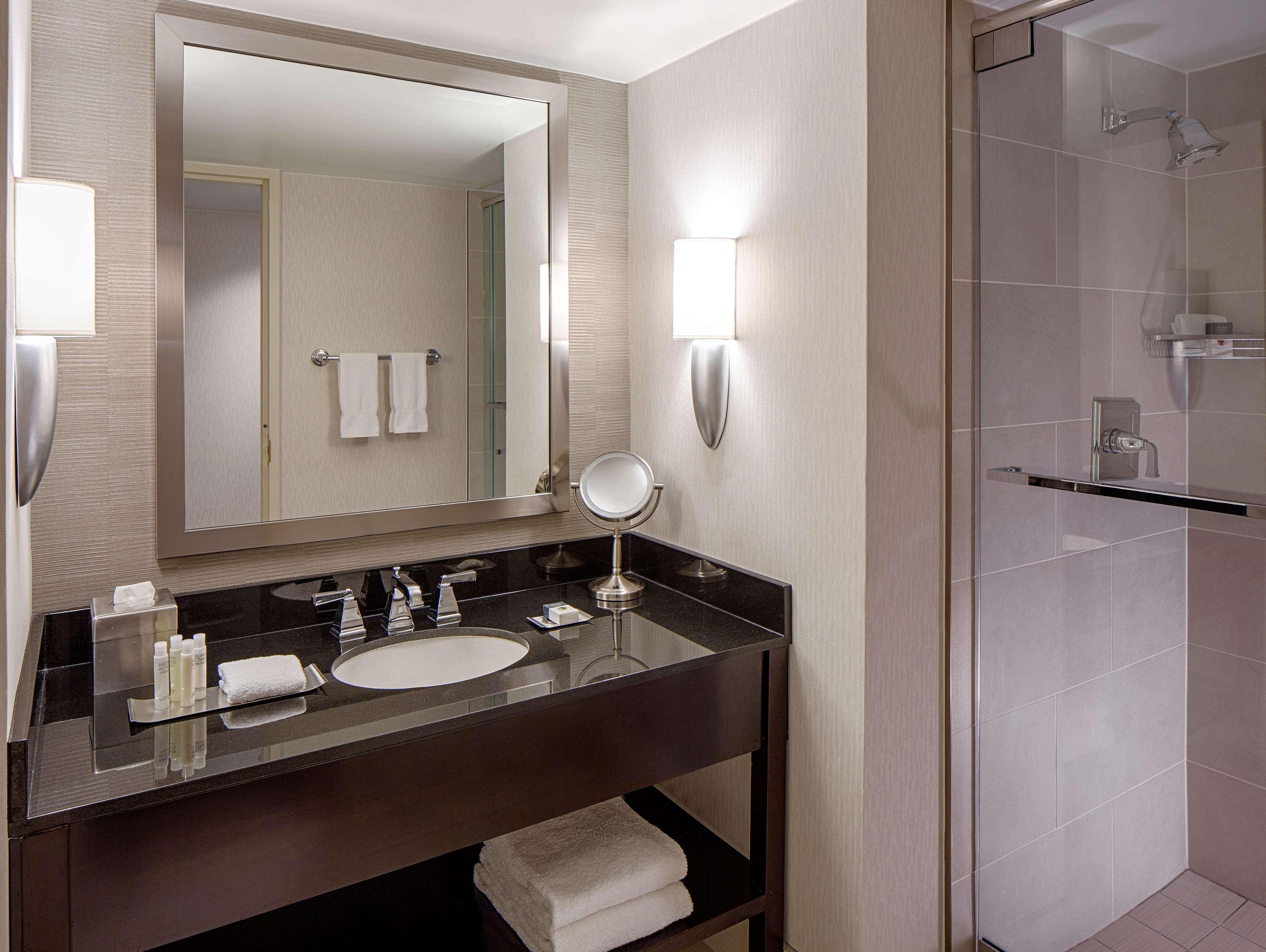 Doubletree By Hilton Hotel Houston Greenway Plaza Zewnętrze zdjęcie